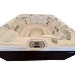Pre-Owned Hot Spring Vanguard - 6 Person Hot Tub