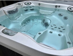 Pre-owned jacuzzi J335