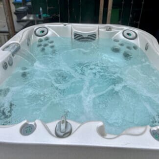 Pre-owned jacuzzi J335